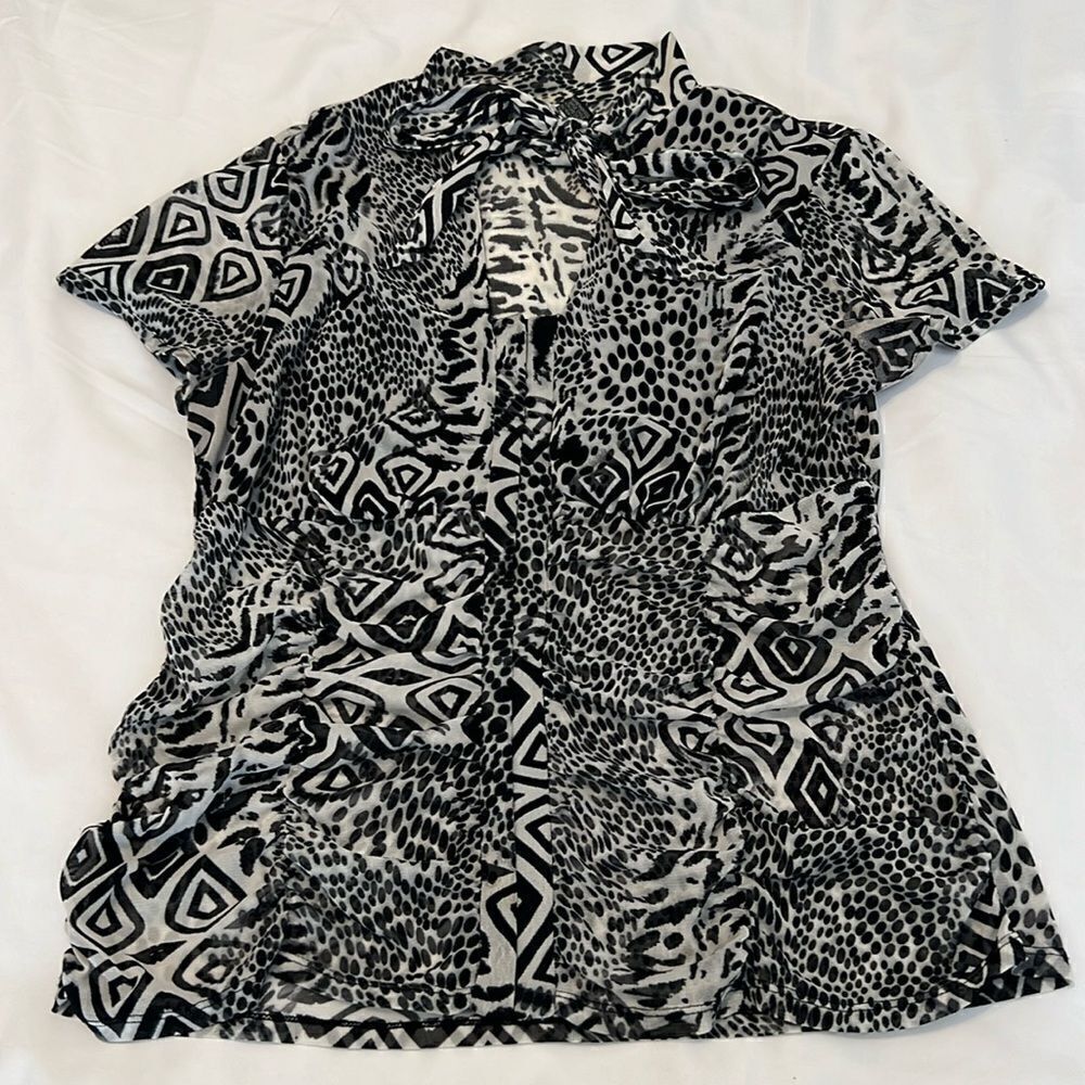 Studio1940 szM SS black&white geometric tie neck hook&eye front sheer blouse EUC